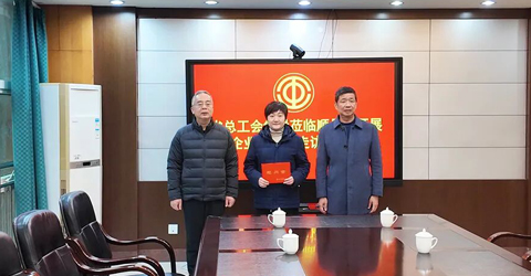 兩名女工患病，省上縣里都來慰問一一虹潤三重保障體系筑就員工幸福家