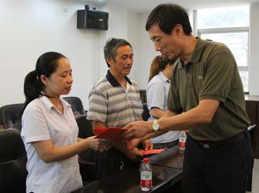 省總工會黨組書記、副主席陳震一行到順昌虹潤精密儀器有限公司慰問困難職工